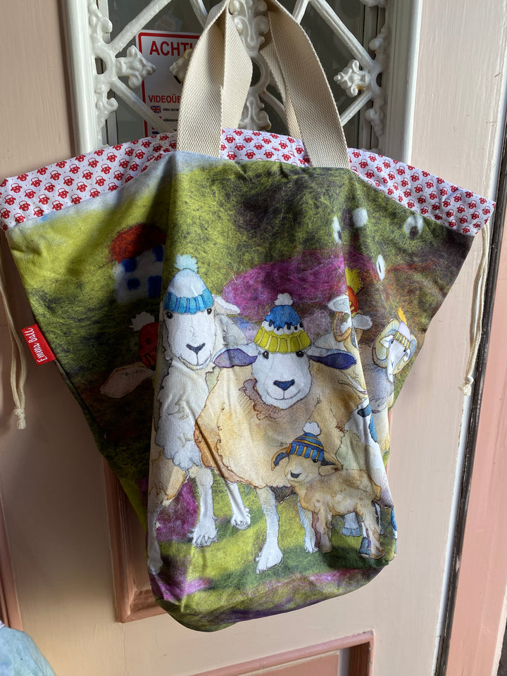 Große Beuteltasche von Emma Ball® Schafe in Pullovern